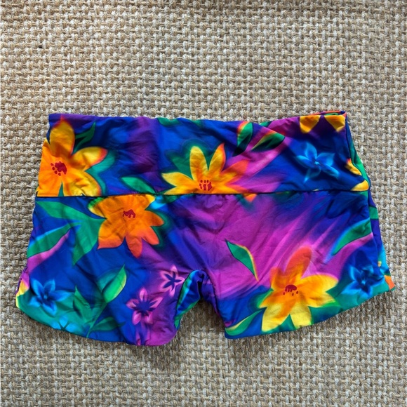 Indah Riz Booty Shorts - Picture 5 of 5